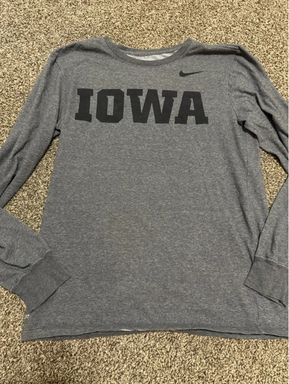 Nike Iowa Hawkeyes Men’s Medium Dri-FIT Long Sleeve Shirt Gray Iowa ncaa